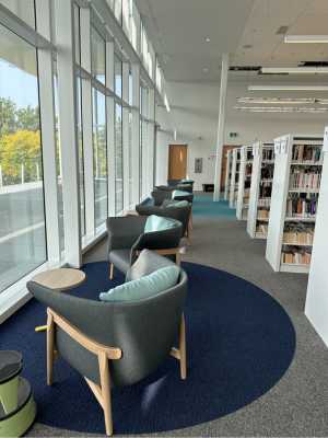 Espace de détente avec du mobilier à la bibliothèque L'Octogone