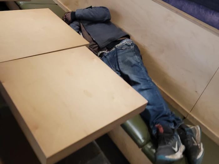 Un itinérant dort dans la salle à manger du café Van Houtte, au Palais des congrès.