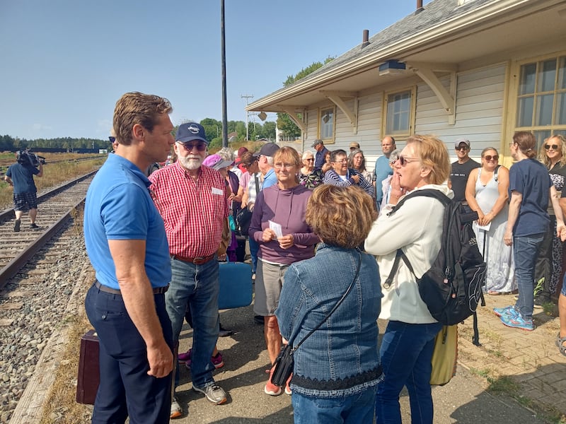 Le député Alexis Deschênes s’est entretenu avec des partisans du train à New Carlisle avant de se rendre à Gaspé.