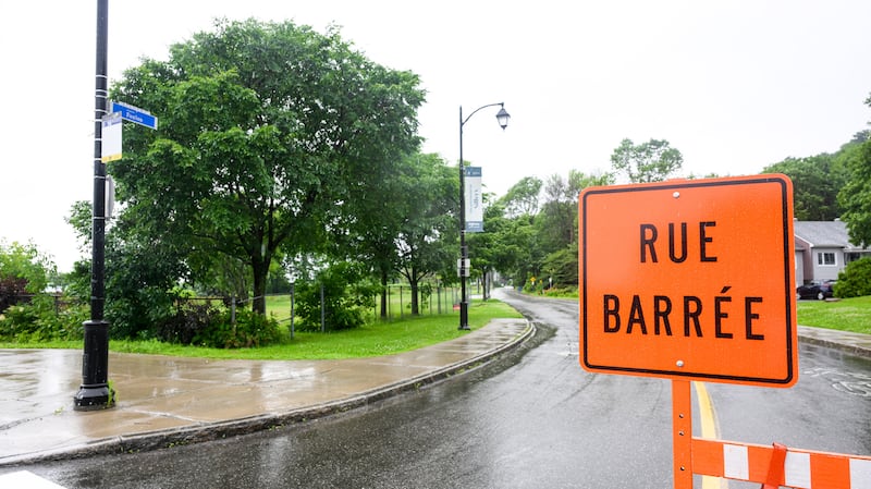 Vendredi matin, le SPVQ surveille plusieurs rues à risque d'être fermées par des débordements d'eau.|800x449.59999999999997