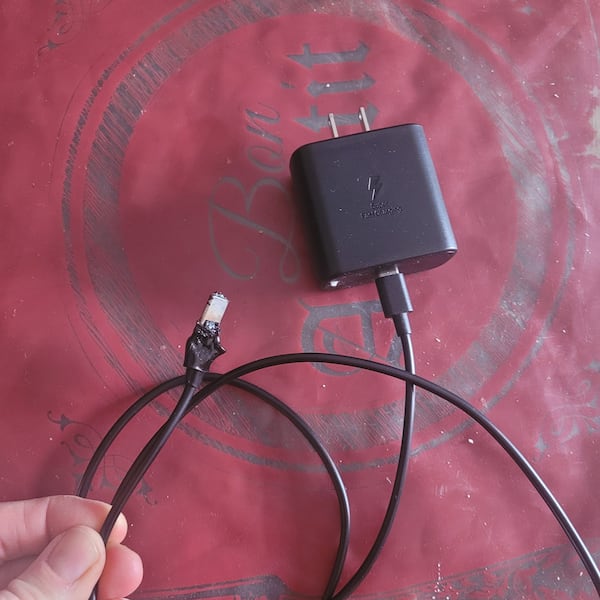 La surchauffe de cette recharge de téléphone achetée sur le site Temu a bien failli déclencher un incendie chez Carine Lewis.