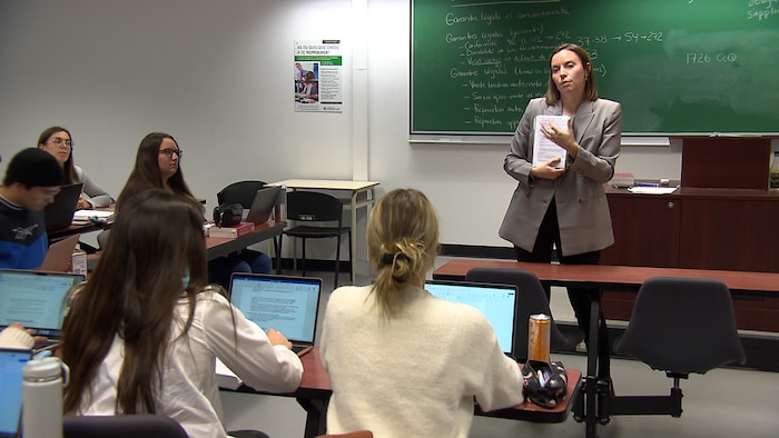 Claudia Bérubé devant une classe d'étudiants en droit de l'Université de Sherbrooke.