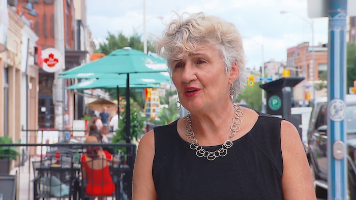 La conseillère municipale, Paula Fletcher, sur l'avenue Danforth.