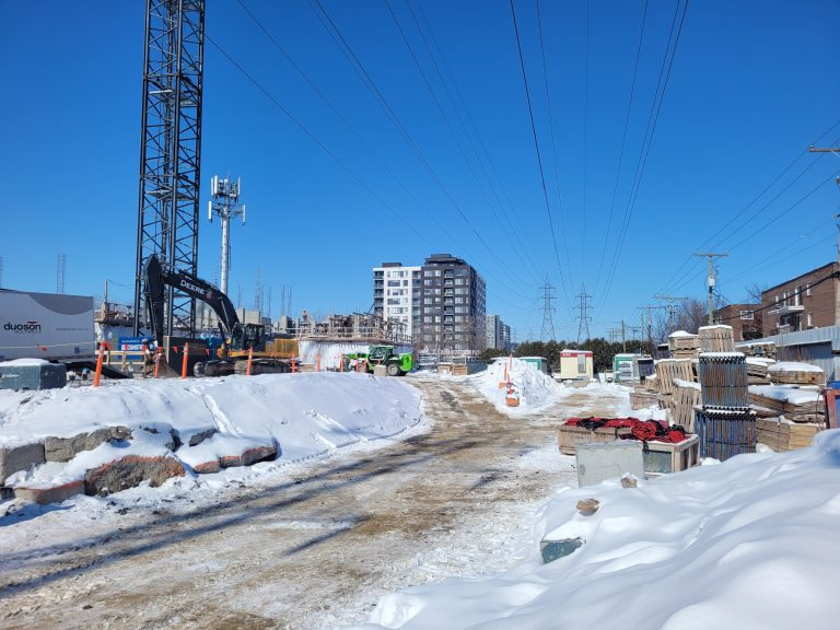 Chantier du complexe résidentiel EXAL de la Concorde, situé tout près de la gare multimodale de la Concorde. (Photo 2M.Media – Corinne Prince)