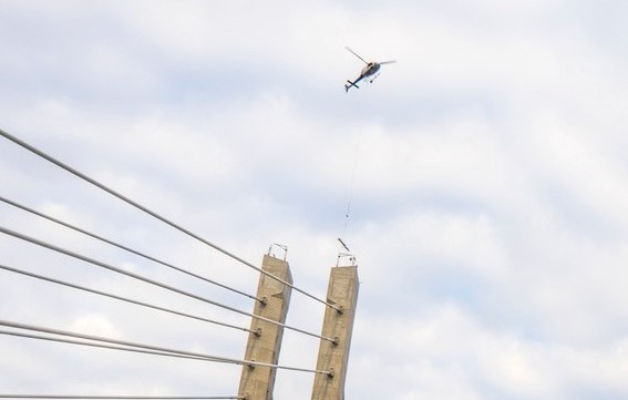 PHOTOS – Un hélicoptère au sommet du pont Samuel-De Champlain