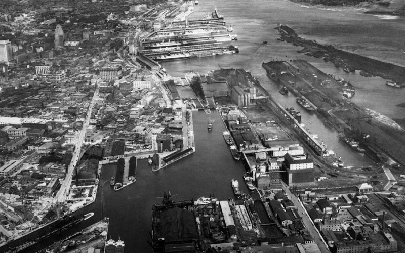 L'entrée du canal et le bassin Peel, vers 1950. Archives d'Hydro-Québec.