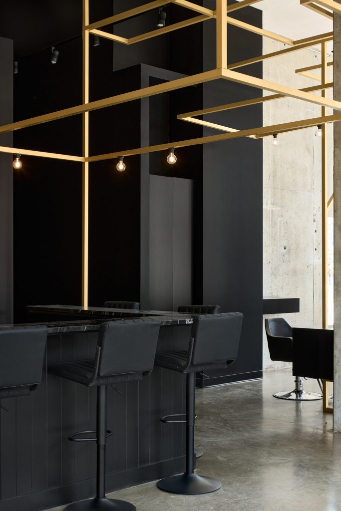 Situated in Montreal and designed by Marie Eve Issa of ISSADESIGN, the Blunt salon’s layout merges an existing space with the new one by being balanced in materiality and space.