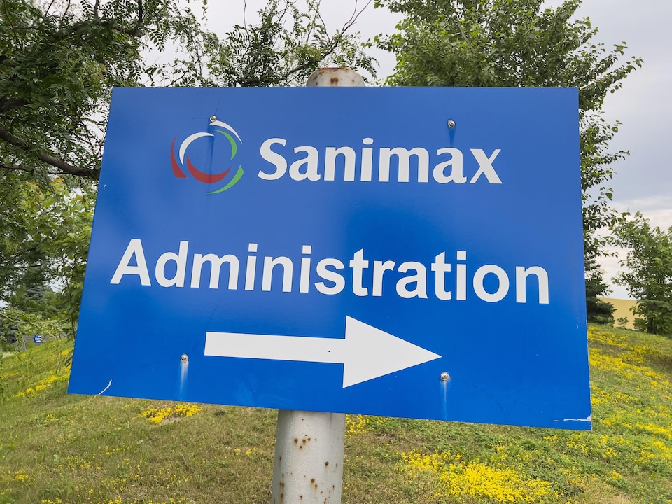 Une pancarte indiquant les bureaux administratifs de Sanimax.