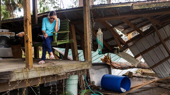 Elmira Glover est assise sur son porche après avoir jeté un premier coup d'œil à l'intérieur de sa maison, complètement inondée par l'ouragan Helene à Steinhatchee, en Floride, aux États-Unis, le 28 septembre 2024.