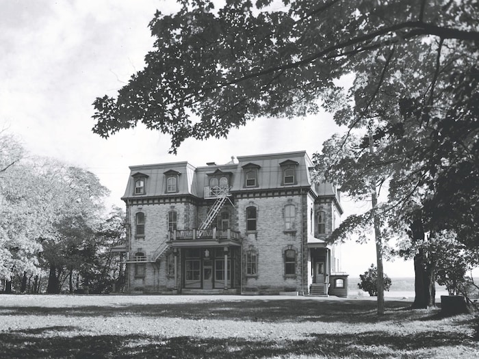 La villa Marchmont vue de Grande Allée, durant la première moitié du 20e siècle. On voit l'arrière de la maison. On devine le fleuve en avant. Le site est magnifique.