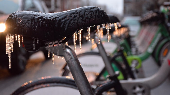 Un siège de vélo recouvert de glace.