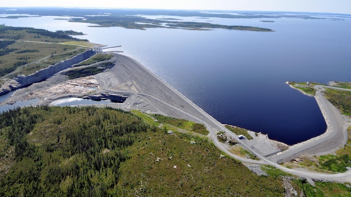 Une photo aérienne du réservoir et du barrage Eastmain-1.