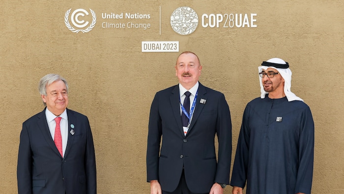 Le secrétaire général des Nations unies, Antonio Guterres, le président de l'Azerbaïdjan, Ilham Heydar oglu Aliyev, et le président des Émirats arabes unis, Sheikh Mohamed bin Zayed Al Nahyan, posent pendant la Conférence des Nations unies sur le changement climatique (COP28) à l'Expo City de Dubaï, aux Émirats arabes unis, le 1er décembre 2023.