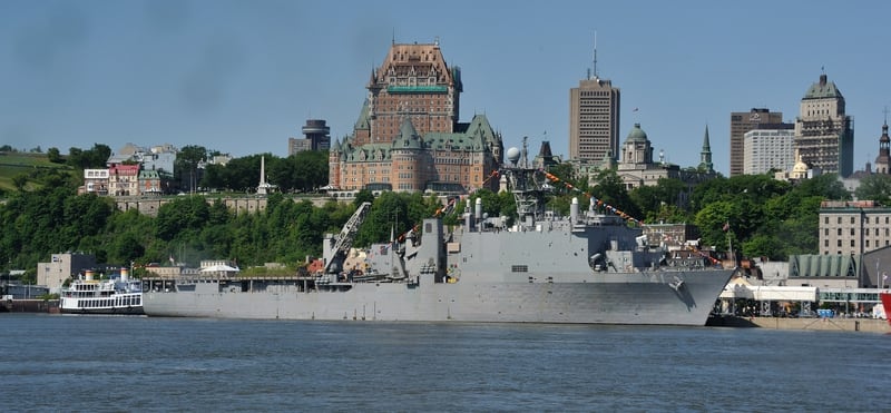 En 2012, le navire américain <em>USS Whidbey Island</em> était amarré au Port de Québec lors du troisième Rendez-vous naval.|800x0
