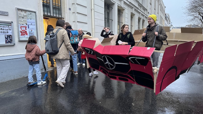 Des militants se sont présentés devant une école avec un VUS en carton, à quelques jours du vote.