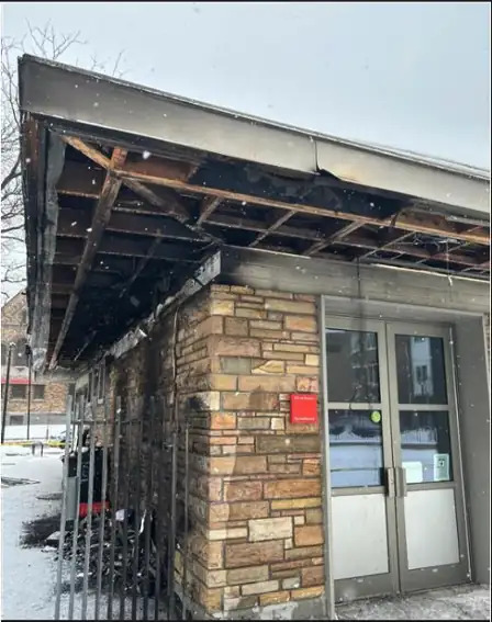 PHOTO TIRÉE DE DOCUMENTS DÉPOSÉS AU CONSEIL D’ARRONDISSEMENT DE VILLE-MARIE — Image des dégâts provoqués par l’incendie d’un abri de fortune adossé au chalet des Vétérans en janvier 2025.