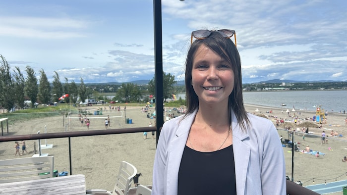 Emilie Darras devant la plage.