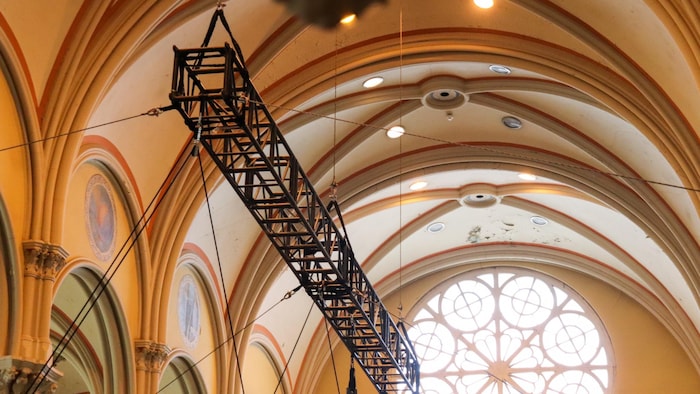 Une structure d'acier est accrochée au plafond de l'église, ce qui permet d'y installer des câblages pour le cirque ou encore de l'équipement d'éclairage.