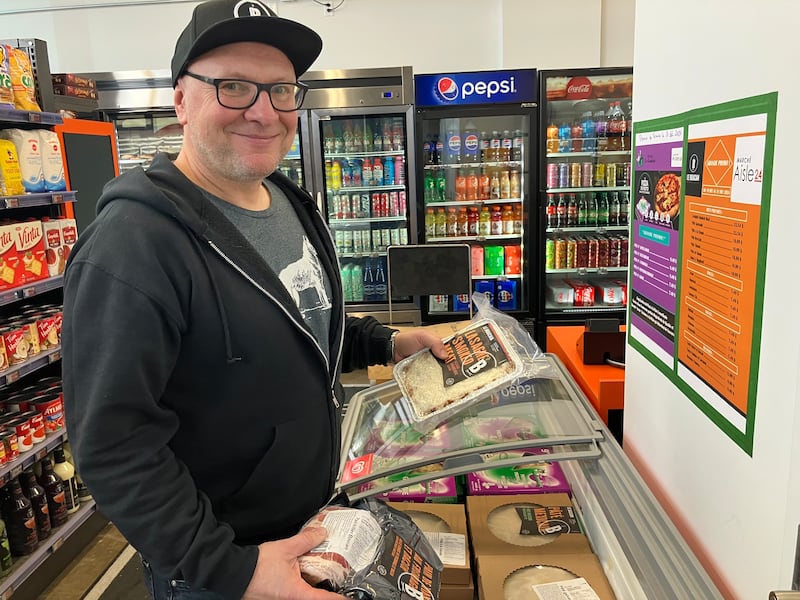 Benoît Marois est fier de montrer les produits locaux qu'il a su faire approuver par le bureau chef ontarien pour vendre dans son Marché Aisle 24 du boulevard Laurier à Québec.