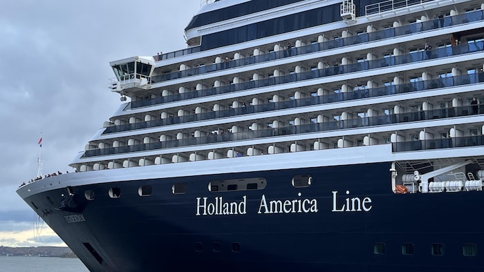 Gros plan sur l'avant d'un gros bateau de croisière accosté au port de Québec.