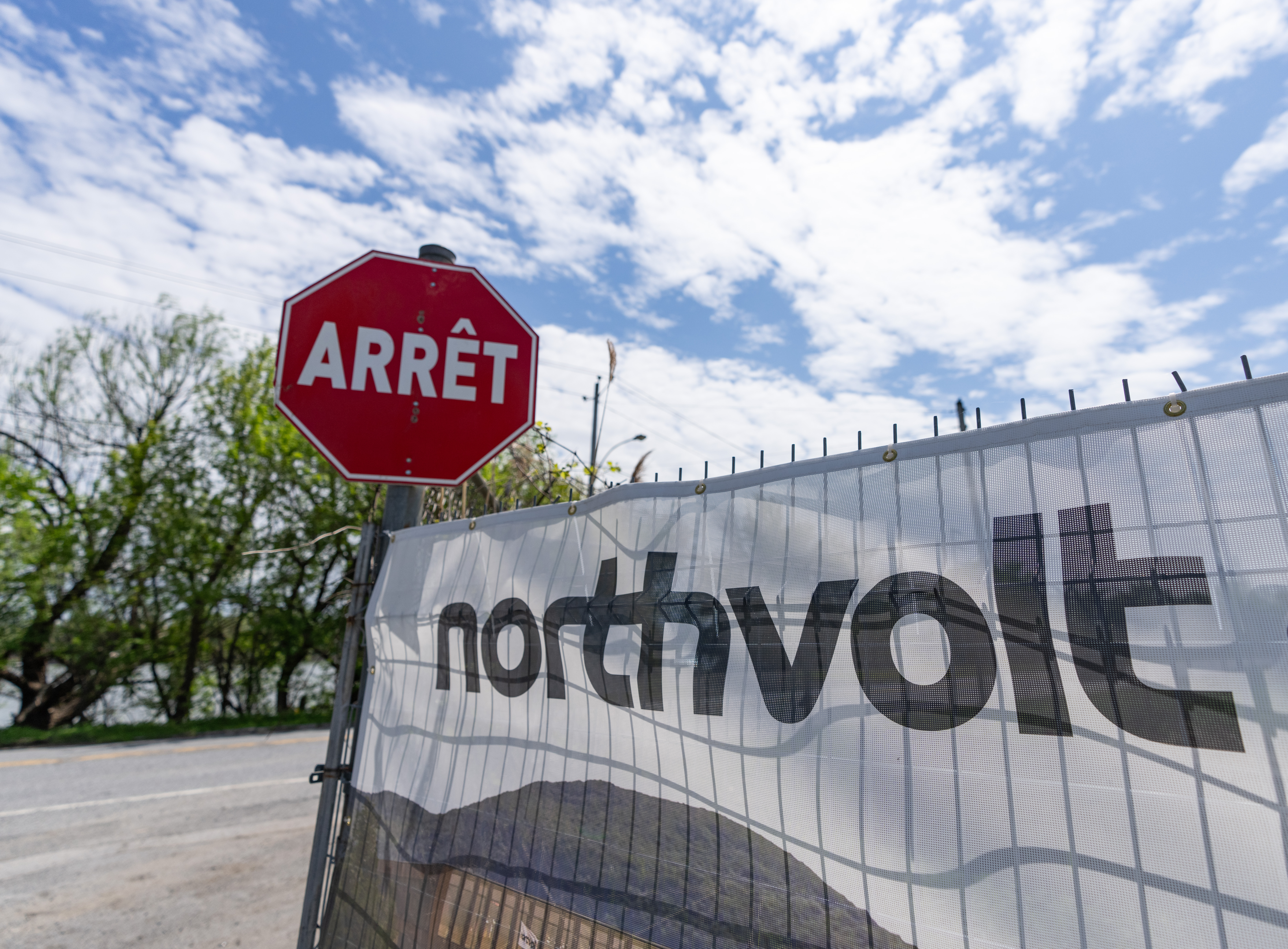 L'entrée de Northvolt, la nouvelle usine de batteries pour véhicules électriques construite par le fabricant suédois à Saint-Basile-le-Grand, sur la Rive-Sud de Montréal, le jeudi 16 mai 2024.