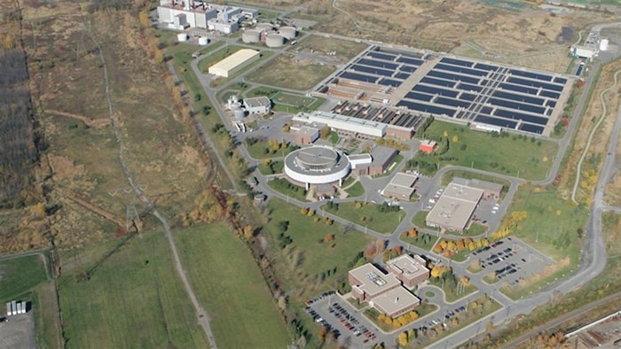 Une vue aérienne de l'usine.