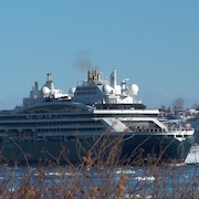 Un navire de croisière navigue sur le St-Laurent gelé.