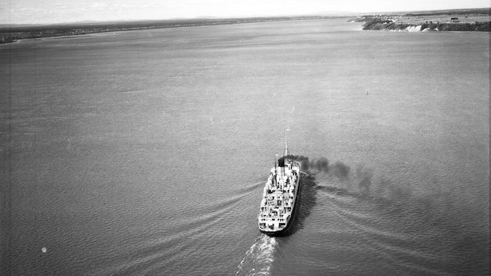 Le Antonia navigant sur le Saint-Laurent sous l'objectif des reporters du Detroit News, le 7 juillet 1935.