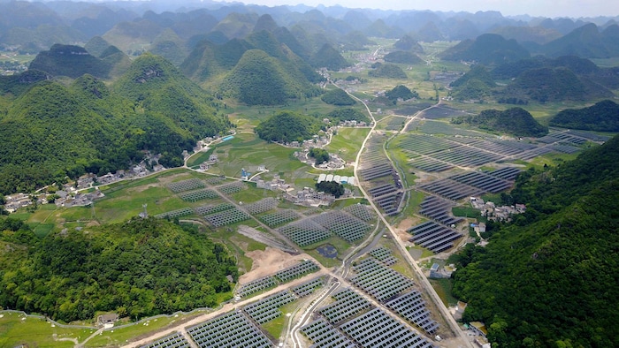Panneaux solaires dans un champ de poivrons du Sichuan à Bijie, dans la province chinoise du Guizhou.