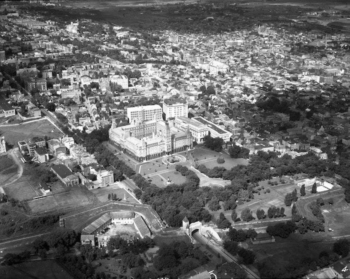 Une vue aérienne du secteur de la colline Parlementaire remontant à l'été 1935 montre une bonne partie des fortifications, des dizaines de pâtés de maisons disparus tout autour du parlement, et permet de voir le faubourg Saint-Jean-Baptiste et la basse-ville jusqu'aux limites de Saint-Sauveur.