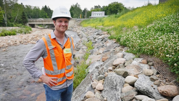 Jérôme Guay devant un projet de stabilisation de berges.