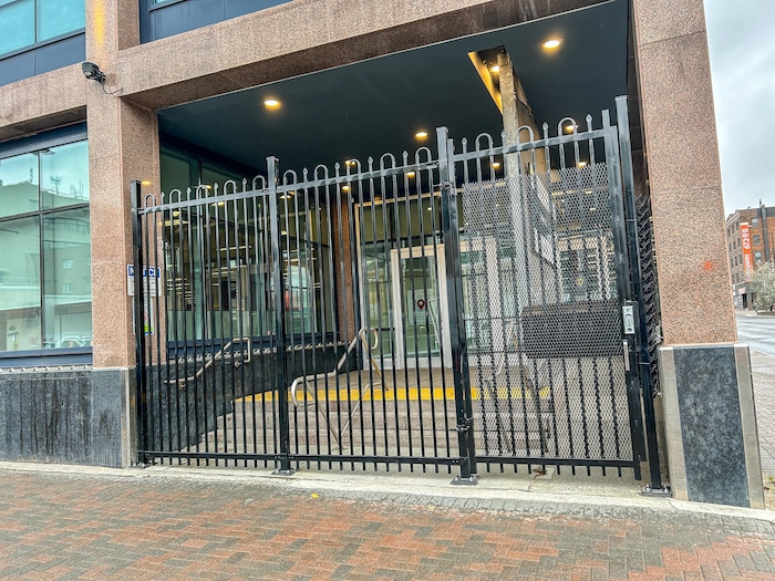 Des grilles sont installées devant la porte d'entrée d'un édifice fédéral du Grand Sudbury.