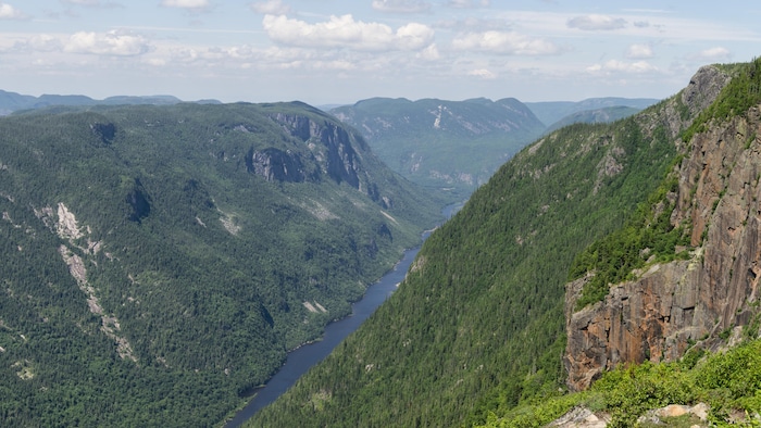 Vue panoramique des montagnes longeants la rivière Malbaie dans Charlevoix.
