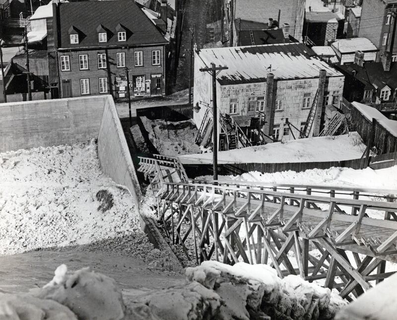 Les escaliers et le dépotoir à neige sur la rue Arago en 1944.|800x646.110325318246