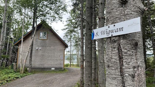 Un chalet en forêt près de la baie de Gaspé
