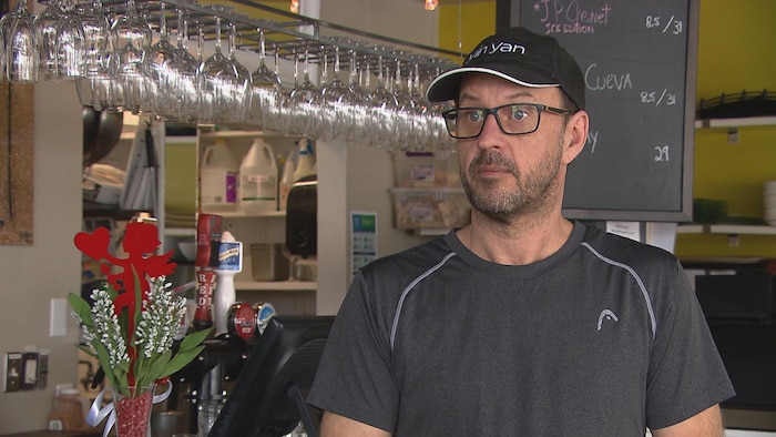 Yan Hallé lors d'une entrevue devant la cuisine de son restaurant.