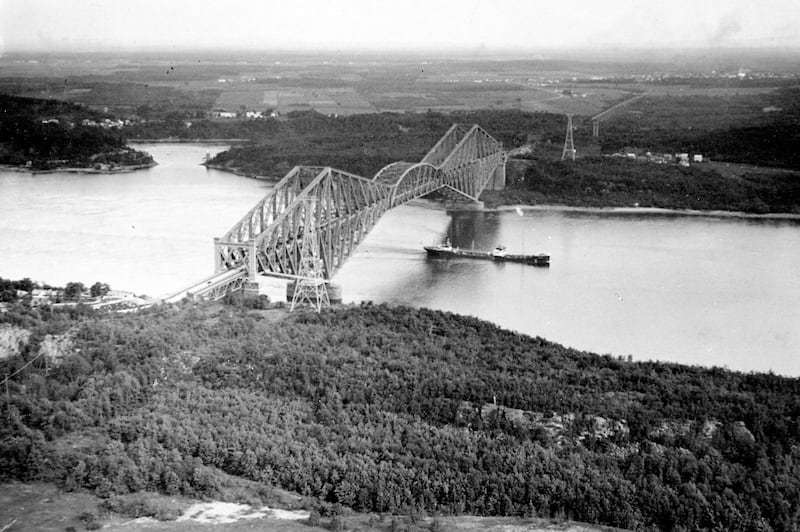 Le pont de Québec vers le milieu des années 1950|800x532.1851453175457