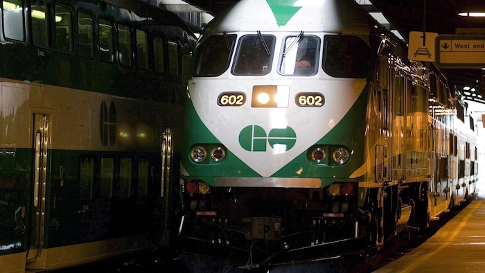 Un train de banlieue GO arrive à la gare Union à Toronto.