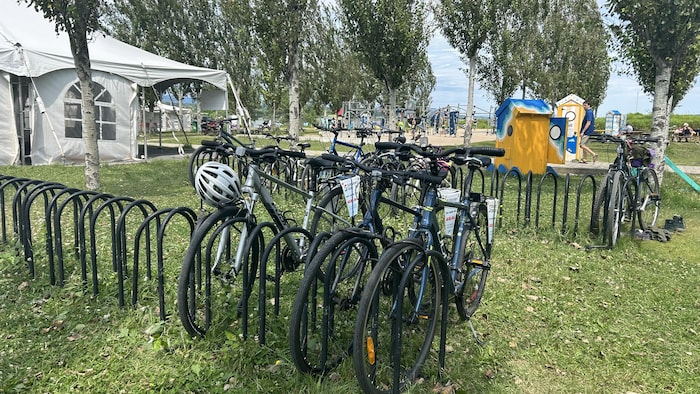 Des vélos rangés sur le site de la Baie de Beauport.