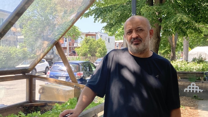 L'un des locataires du HLM La Pépinière à Montréal, Ahmed Chourifi devant un jardin communautaire.