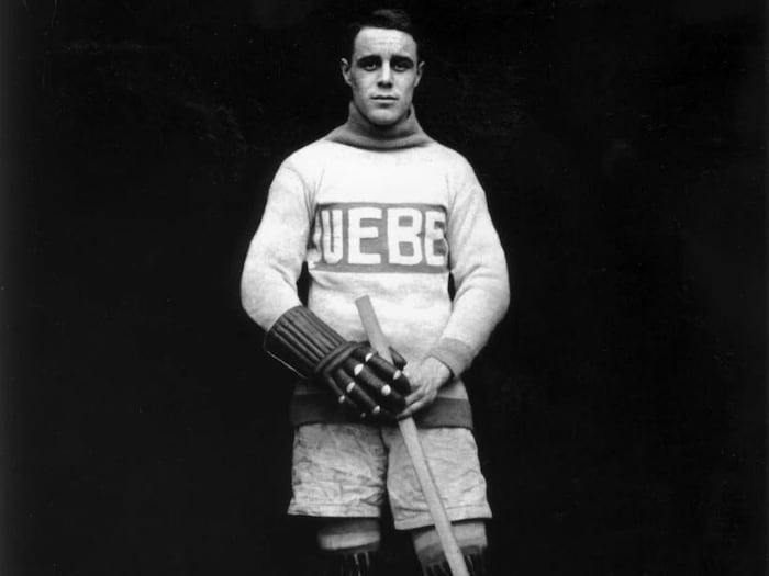 Joe Malone, dans son uniforme des Bulldogs