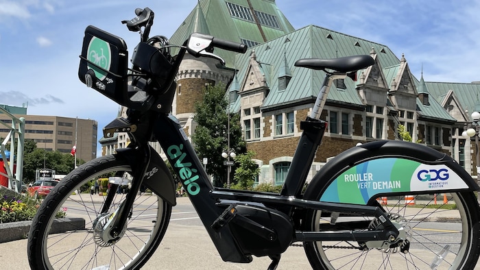 Un vélo à assistance électrique devant la Gare du palais.