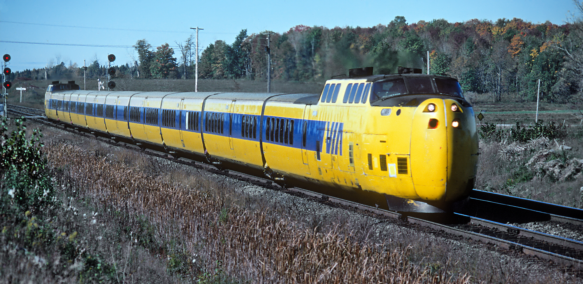 VIA United Aircraft Turbo Train 149 in October 1980 (36097424750).jpg