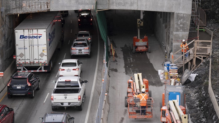 Des travaux de réfection du pont-tunnel Louis-Hippolyte-La Fontaine, à Montréal.