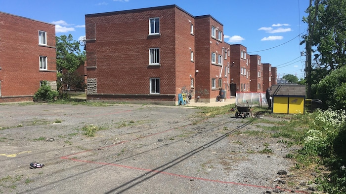 Un terrain d'asphalte près d'un immeuble.