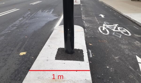 Les mails de béton entre la piste cyclable et la voie réservée aux autobus mesurent 1 m de large pour permettre l’ajout de poteaux de signalisations et de fûts de feux de circulation. Photo et ajout : JDV / Philippe Rachiele