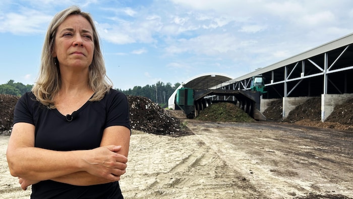 Françoise Fortier devant le site de compostage.