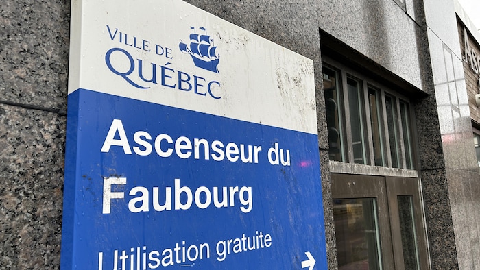 Une affiche de la Ville de Québec à l'entrée de l'Ascenseur du Faubourg