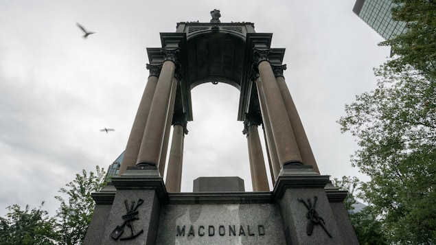 Le socle sur lequel était placée la statue de John A, Macdonald.