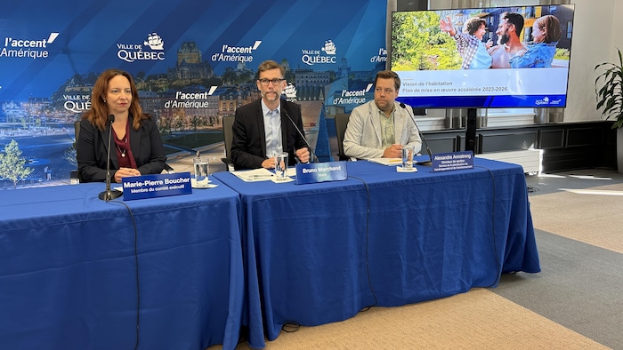 Marie-Pierre Boucher, membre du comité exécutif, Bruno Marchand, maire de Québec, et Alexandre Armstrong, directeur de section, lors de la conférence de presse.